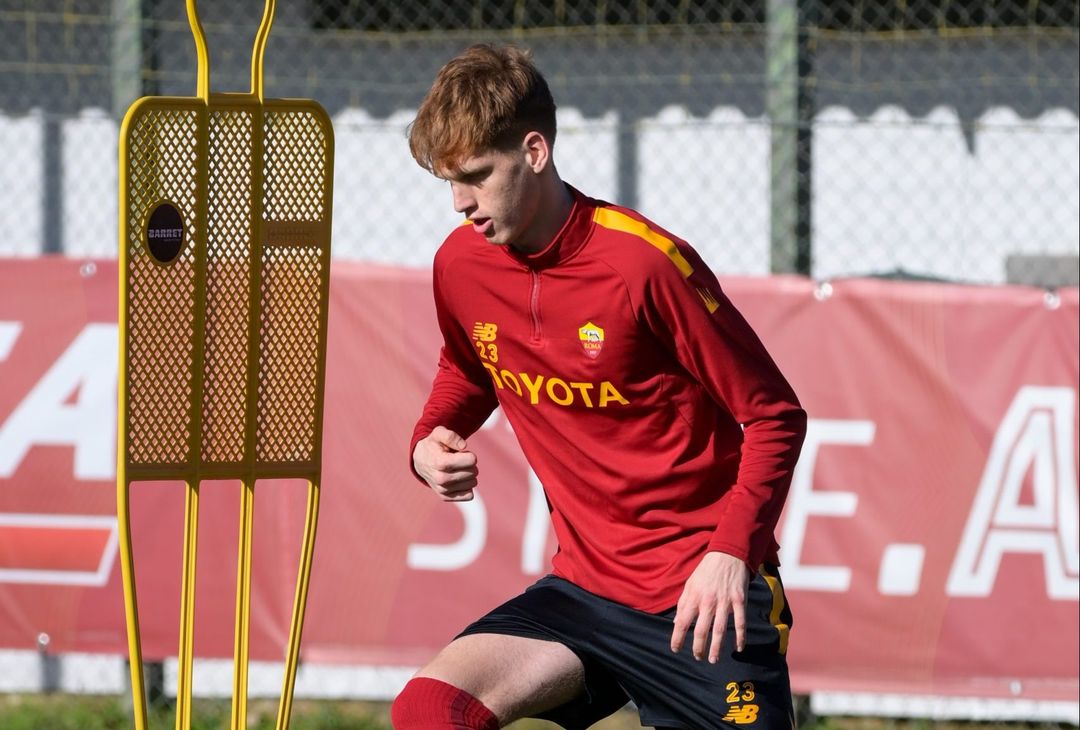 Roma, allenamento in vista del Genova. Mourinho parla con Solbakken – FOTO GALLERY - immagine 37