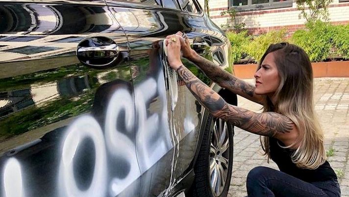Atti vandalici alla macchina della fidanzata di Karius, lei smentisce: “Che idioti”  Atti vandalici alla macchina della fidanzata di Karius, lei smentisce: “Che idioti”