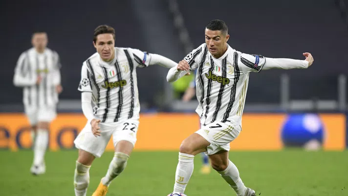 TURIN, ITALY - DECEMBER 02: Cristiano Ronaldo of Juventus controls the ball during the UEFA Champions League Group G stage match between Juventus and Dynamo Kyiv at Allianz Stadium on December 02, 2020 in Turin, Italy. (Photo by Filippo Alfero - Juventus FC/Juventus FC via Getty Images)