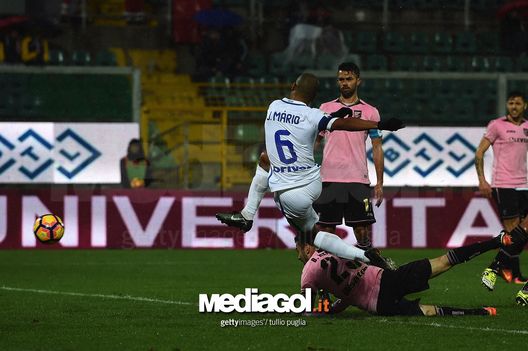 PALERMO, ITALY - JANUARY 22: Joao Mario of Inter scores the opening goal during the Serie A match between US Citta di Palermo and FC Internazionale at Stadio Renzo Barbera on January 22, 2017 in Palermo, Italy.  (Photo by Tullio M. Puglia/Getty Images) 