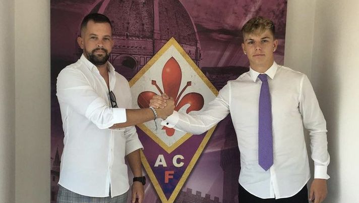 Fiorentina, ecco un rinforzo per le giovanili. Le foto della firma sul contratto 