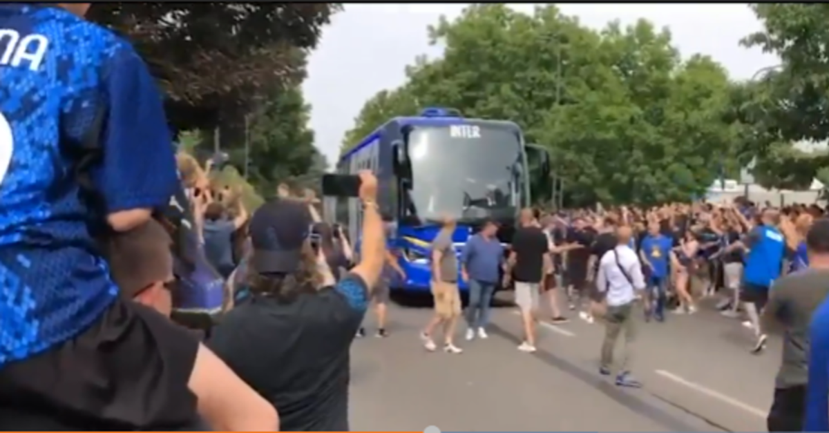 VIDEO Inter Sampdoria, il pullman nerazzurro arriva a San Siro: il saluto della Curva