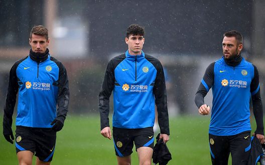 COMO, ITALY - OCTOBER 02: Andrea Pinamonti, Alessandro Bastoni and Stefano De Vrij walk on the pitduring an FC Internazionale training session at Appiano Gentile on October 02, 2020 in Como, Italy. (Photo by Claudio Villa - Inter/Inter via Getty Images) COMO, ITALY - OCTOBER 02: Andrea Pinamonti, Alessandro Bastoni and Stefano De Vrij walk on the pitduring an FC Internazionale training session at Appiano Gentile on October 02, 2020 in Como, Italy. (Photo by Claudio Villa - Inter/Inter via Getty Images)
