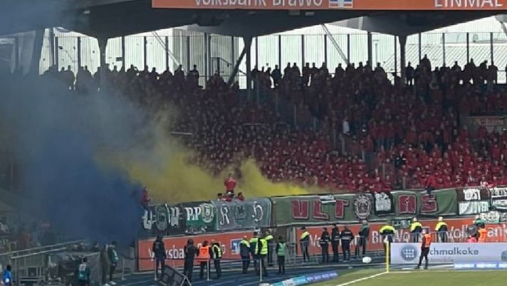 Derby Bassa Sassonia, telecomando a distanza: la curva dell’Hannover con i colori dei rivali! - immagine 1