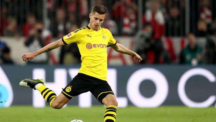 MUNICH, GERMANY - NOVEMBER 09: Julian Weigl of Dortmund runs with the ball during the Bundesliga match between FC Bayern Muenchen and Borussia Dortmund at Allianz Arena on November 09, 2019 in Munich, Germany. (Photo by Alexander Hassenstein/Bongarts/Getty Images) MUNICH, GERMANY - NOVEMBER 09: Julian Weigl of Dortmund runs with the ball during the Bundesliga match between FC Bayern Muenchen and Borussia Dortmund at Allianz Arena on November 09, 2019 in Munich, Germany. (Photo by Alexander Hassenstein/Bongarts/Getty Images)