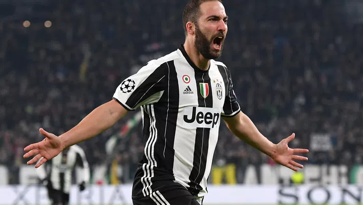 TURIN, ITALY - DECEMBER 07:  Gonzalo Higuain of Juventus celebrates after scoring the opening goal during the UEFA Champions League Group H match between Juventus and GNK Dinamo Zagreb at Juventus Stadium on December 7, 2016 in Turin.  (Photo by Valerio Pennicino/Getty Images)
