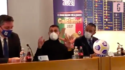 VIDEO Figurine Panini, presentazione del nuovo album 2021. Vieri ruba la scena: “Baggio era introvabile, lo facevate apposta?”