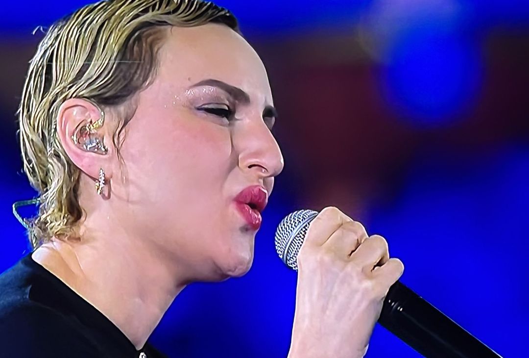 GALLERY L’emozionante esibizione di Arisa con la sciarpa del Napoli - immagine 3