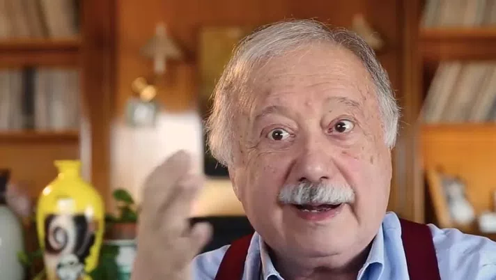 La camera ardente di Gianni Minà: una maglia del Toro poggiata sul feretro - immagine 1