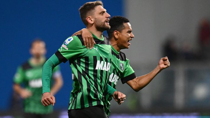 REGGIO NELL'EMILIA, ITALY - MARCH 17: Domenico Berardi of US Sassuolo celebrates with Rogerio after scoring the team's first goal during the Serie A match between US Sassuolo and Spezia Calcio at Mapei Stadium - Citta' del Tricolore on March 17, 2023 in Reggio nell'Emilia, Italy. (Photo by Alessandro Sabattini/Getty Images) Serie A, lo Spezia cade dopo l’Inter: al Mapei decide il rigore di Berardi - immagine 1