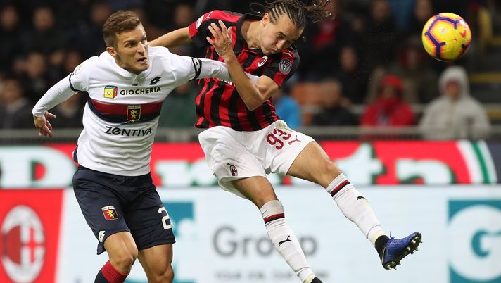 31 ottobre 2018, Milan-Genoa 2-1: Danko Lazovic e Diego Laxalt (credits: GETTY Images) 