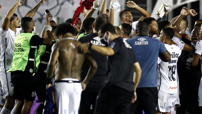 SANTOS, BRAZIL - JANUARY 13: Players of Santos celebrate winning a semifinal second leg match between Santos and Boca Juniors as part of Copa CONMEBOL Libertadores 2020 at Urbano Caldeira Stadium (Vila Belmiro) on January 13, 2021 in Santos, Brazil. (Photo by Sebastiao Moreira-Pool/Getty Images) 