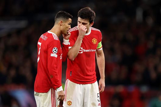 MANCHESTER, ENGLAND - OCTOBER 20: Cristiano Ronaldo of Manchester United speaks with Harry Maguire of Manchester United during the UEFA Champions League group F match between Manchester United and Atalanta at Old Trafford on October 20, 2021 in Manchester, England. (Photo by Naomi Baker/Getty Images) United, finalmente: in gol dopo 140 calci d’angolo- immagine 2