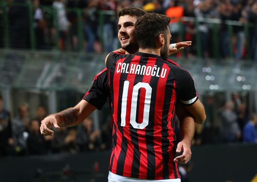  Calhanoglu e Cutrone, giocatori del Milan (credits: GETTY images) 