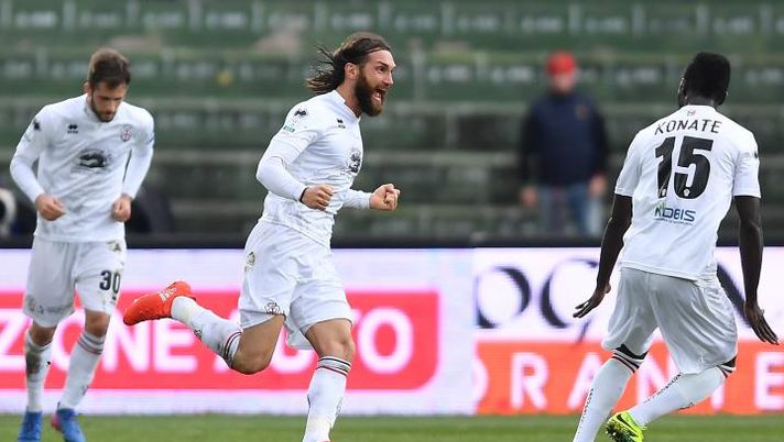 Rolando Bianchi esulta dopo il gol segnato alla Ternana. Foto legab.it. Rolando Bianchi esulta dopo il gol segnato alla Ternana. Foto legab.it.