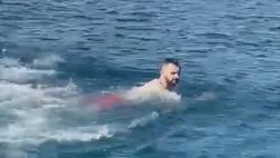 Brozovic in vacanza: la sua è una nuotata… epica (VIDEO)