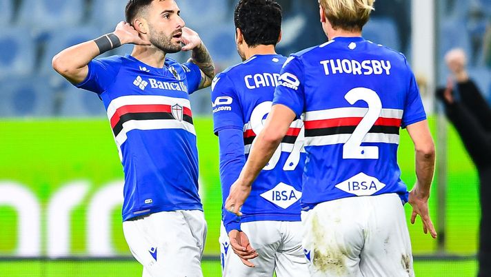 GENOA, ITALY - NOVEMBER 21: Nicola Murru of Sampdoria (L) celebrates with his team-mates Antonio Candreva and Morten Thorsby after scoring a goal during the Serie A match between UC Sampdoria and Hellas Verona FC at Stadio Luigi Ferraris on November 27, 2021 in Genoa, Italy. (Photo by Getty Images) Salernitana senza freni: tratta due acquisti dalla Samp dopo gli affari Lovato e Pirola - immagine 1