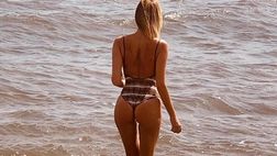 Alessia Marcuzzi hot in spiaggia: il lato B manda in tilt i social