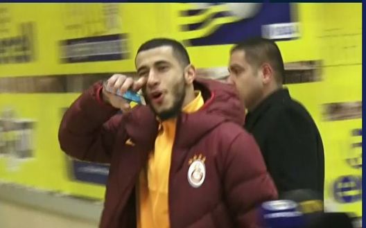 Belhanda sfotte i tifosi del Fenerbahce... 