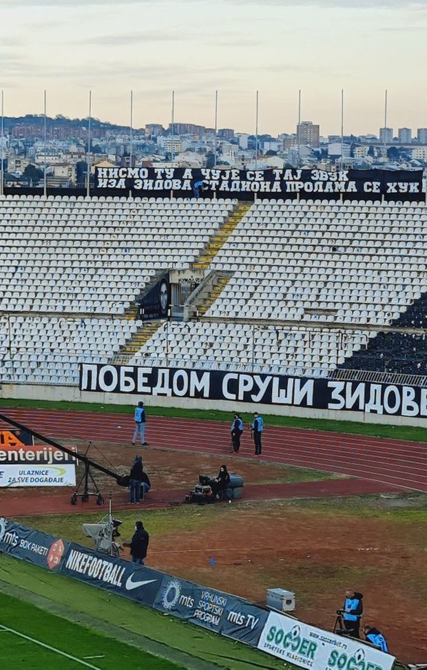 Partizan-Stella Rossa 1-1, gli striscioni dei tifosi grobari padroni di casa Partizan-Stella Rossa 1-1, gli striscioni dei tifosi grobari padroni di casa