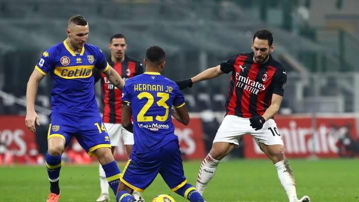 Hakan Calhanoglu (centrocampista AC Milan) durante Milan-Parma (Serie A 2020-2021) | AC Milan News (Getty Images) 