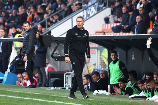 LA SPEZIA, ITALY - JANUARY 04: Head coach of Spezia Calcio Luca Gotti looks on during the Serie A match between Spezia Calcio and Atalanta BC at Stadio Alberto Picco on January 04, 2023 in La Spezia, Italy. (Photo by Claudia Greco/Getty Images) Gotti: “Spezia, troppe rimonte. Sta diventando un problema mentale” - immagine 1