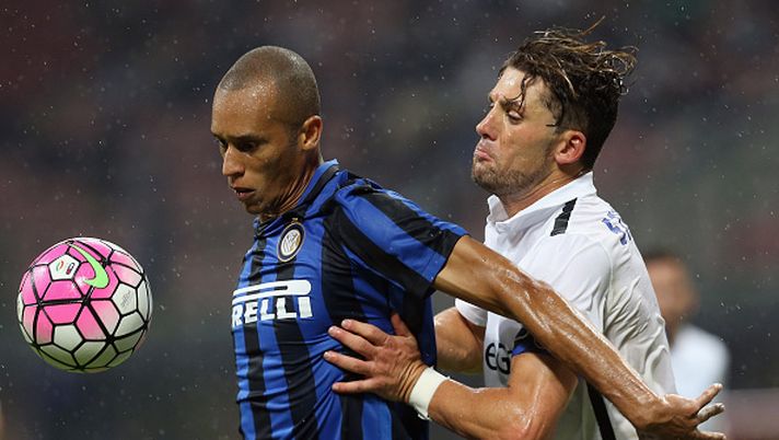 Stevan Jovetic of Inter competes for the ball with Carlos Carmona of Atalanta during the Serie A match between FC Internazionale Milano and Atalanta BC at Stadio Giuseppe Meazza on August 23, 2015 in Milan, Italy. Spiegazioni Gazzetta: Inter, il 6,5 di Miranda e non solo - immagine 1