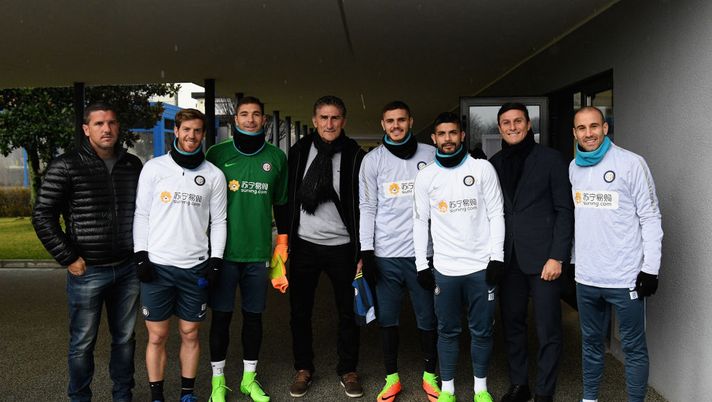 COMO, ITALY - FEBRUARY 03:  (L-R) Fitness trainer Argentina Bruno Militano, Cristian Ansaldi, Juan Pablo Carrizo, head coach Argentina Edgardo Bauza, Mauro Icardi, Ever Banega, Vice President of FC Internazionale Milano Javier Zanetti and Rodrigo Palacio pose for a photo at Suning Training Center at Appiano Gentile on February 3, 2017 in Como, Italy.  (Photo by Claudio Villa - Inter/Inter via Getty Images) 