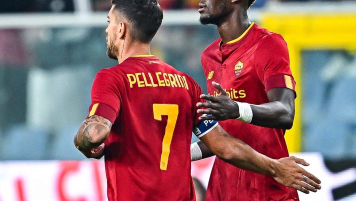 GENOA, ITALY - OCTOBER 17: Lorenzo Pellegrini of Roma (L) celebrates with his team-mate Tammy Abraham after scoring a goal on a penalty kick during the Serie A match between UC Sampdoria and AS Roma at Stadio Luigi Ferraris on October 17, 2022 in Genoa, Italy. (Photo by Simone Arveda/Getty Images) Roma, la probabile formazione in Europa: da Llorente e Karsdorp in pole ad Abraham - immagine 1