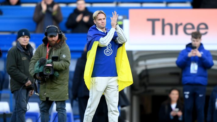LONDON, ENGLAND - JANUARY 15: New Chelsea FC signing, Mykhaylo Mudryk applauds while being introduced to the fans on the pitch at half time during the Premier League match between Chelsea FC and Crystal Palace at Stamford Bridge on January 15, 2023 in London, England. (Photo by Justin Setterfield/Getty Images) Mudryk