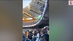 VIDEO / Napoli, un bicchiere e lo scotch per salvare il cellulare caduto