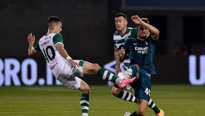 TALLAGHT, IRELAND - SEPTEMBER 17: Matteo Gabbia of AC Milan battles for possession with Aaron McEneff of Shamrock Rovers during the UEFA Europa League second qualifying round match between Shamrock Rovers and AC Milan at Tallaght Stadium on September 17, 2020 in Tallaght, Ireland. (Photo by Charles McQuillan/Getty Images) TALLAGHT, IRELAND - SEPTEMBER 17: Matteo Gabbia of AC Milan battles for possession with Aaron McEneff of Shamrock Rovers during the UEFA Europa League second qualifying round match between Shamrock Rovers and AC Milan at Tallaght Stadium on September 17, 2020 in Tallaght, Ireland. (Photo by Charles McQuillan/Getty Images)
