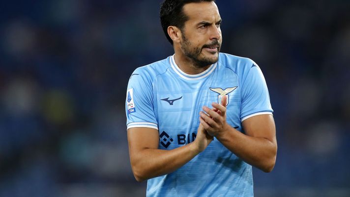 ROME, ITALY - SEPTEMBER 03: Pedro of SS Lazio applauds their fans during the Serie A match between SS Lazio and SSC Napoli at Stadio Olimpico on September 03, 2022 in Rome, Italy. (Photo by Paolo Bruno/Getty Images) CorSport: “Lazio, il rinnovo di Pedro ora è un mistero: cosa c’è dietro” - immagine 1