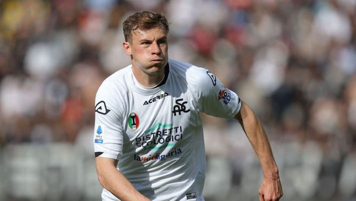 LA SPEZIA, ITALY - APRIL 02: Szymon Zurkowski of Spezia Calcio in action during the Serie A match between Spezia Calcio and Salernitana at Stadio Alberto Picco on April 2, 2023 in La Spezia, Italy. (Photo by Gabriele Maltinti/Getty Images) NEWS – Stop Zurkowski! Skriniar, Calhanoglu, Abraham, Vlahovic, Chiesa, Arnautovic, Pasalic… - immagine 1
