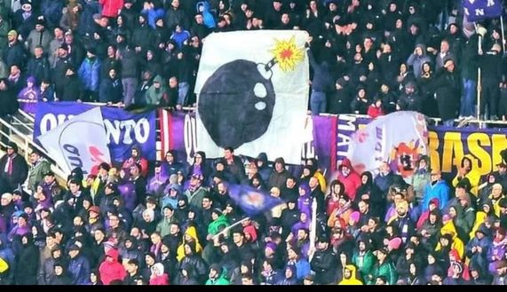 Fiorentina, la curva viola riempie il settore di torce lanciando una bomba…ma sono solo striscioni- immagine 2