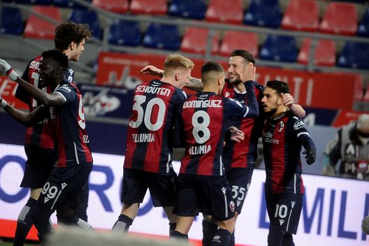  BOLOGNA, ITALY - FEBRUARY 12: Nicola Sansone of Bologna FC celebrates after scoring the opening goal during the Serie A match between Bologna FC and Benevento Calcio at Stadio Renato Dall'Ara on February 12, 2021 in Bologna, Italy. (Photo by Mario Carlini / Iguana Press/Getty Images) 