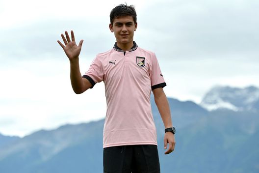 BOLZANO, ITALY - JULY 21: Paulo Dybala wears his new shirt during his presentation as the club's new signing after a US Citta di Palermo pre-season training session at Sport Well Center on July 21, 2012 in Malles Venosta near Bolzano, Italy. (Photo by Tullio M. Puglia/Getty Images) Tra vecchietti e… macchine scontate: i retroscena dell’arrivo e dell’addio a Palermo di Dybala- immagine 2