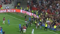 Nizza-Marsiglia: invasione di campo dei tifosi e rissa coi giocatori | VIDEO