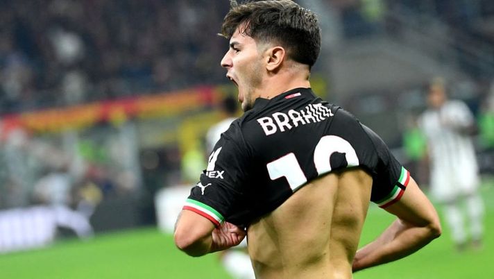 AC Milan's Spanish midfielder Brahim Diaz celebrates scoring his team's second goal during the Italian Serie A football match between AC Milan and Juventus at the San Siro stadium in Milan on October 8, 2022. (Photo by Isabella BONOTTO / AFP) (Photo by ISABELLA BONOTTO/AFP via Getty Images) Di Marzio: “Il Milan ora vuole Brahim a titolo definitivo: contatti al via col Real Madrid” - immagine 1