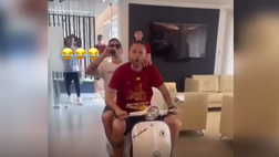 VIDEO – Zaniolo scatenato: fa un giro con la vespa di Mourinho dentro Trigoria