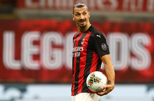 MILAN, ITALY - AUGUST 01: Zlatan Ibrahimovic of AC Milan looks on during the Serie A match between AC Milan and Cagliari Calcio at Stadio Giuseppe Meazza on August 01, 2020 in Milan, Italy. (Photo by Marco Luzzani/Getty Images) MILAN, ITALY - AUGUST 01: Zlatan Ibrahimovic of AC Milan looks on during the Serie A match between AC Milan and Cagliari Calcio at Stadio Giuseppe Meazza on August 01, 2020 in Milan, Italy. (Photo by Marco Luzzani/Getty Images)