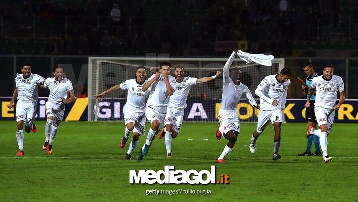 PALERMO, ITALY - NOVEMBER 30: Players of Spezia celebrate after winning the TIM Cup match between US Citta di Palermo and AC Spezia at Stadio Renzo Barbera on November 30, 2016 in Palermo, Italy. (Photo by Tullio M. Puglia/Getty Images) PALERMO, ITALY - NOVEMBER 30: Players of Spezia celebrate after winning the TIM Cup match between US Citta di Palermo and AC Spezia at Stadio Renzo Barbera on November 30, 2016 in Palermo, Italy. (Photo by Tullio M. Puglia/Getty Images)