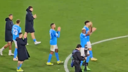 Il saluto della squadra alla Curva A al fischio finale