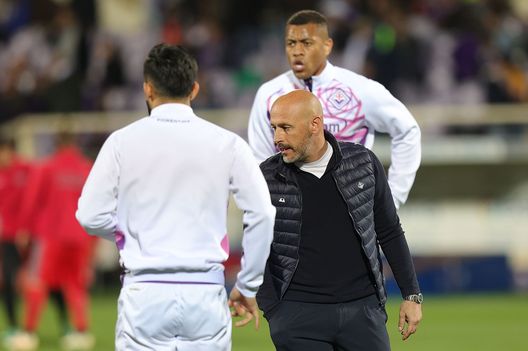 FLORENCE, ITALY - APRIL 27: Head Coach Vincenzo Italiano manager of ACF Fiorentina warm-up during of the Coppa Italia Semi Final match between ACF Fiorentina and US Cremonese at Stadium Artemio Franchi on April 27, 2023 in Florence, Italy. (Photo by Gabriele Maltinti/Getty Images) Il mantra di Italiano: le Coppe contano, ma in campionato serve vincere- immagine 2