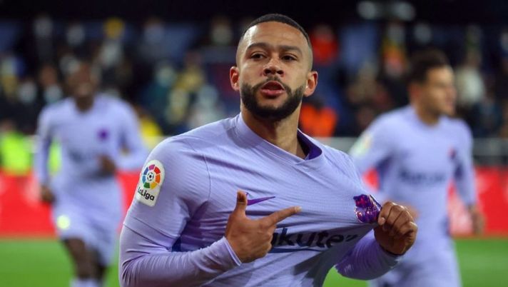 Barcelona's Dutch forward Memphis Depay celebrates scoring his team's second goal during the Spanish league football match between Villarreal CF and FC Barcelona at La Ceramica stadium in Vila-real on November 27, 2021. (Photo by JOSE JORDAN / AFP) (Photo by JOSE JORDAN/AFP via Getty Images) Juve, la Gazzetta: “Depay è a un passo! La scelta su Paredes e Kostic già col Sassuolo…” - immagine 1