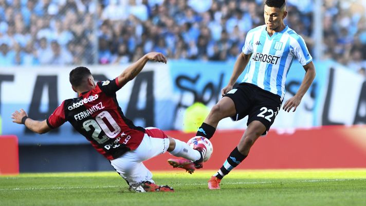 AVELLANEDA, ARGENTINA - APRIL 24: Julian Fernandez of Newell´s Old Boys challenges Carlos Alcaraz of Racing Club during a match between Racing Club and Newell's Old Boys as part of Copa de la Liga 2022 at Presidente Peron Stadium on April 24, 2022 in Avellaneda, Argentina. (Photo by Rodrigo Valle/Getty Images) Mercato – Difficile arrivare ad Alcaraz del Racing - immagine 1
