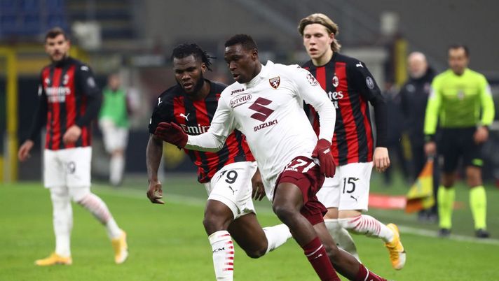 MILAN, ITALY - JANUARY 12: Wilfried Singo of Torino F.C. is challenged by Franck Kessie of A.C. Milan during the Coppa Italia match between AC Milan and Torino FC at Stadio Giuseppe Meazza on January 12, 2021 in Milan, Italy. Sporting stadiums around Italy remain under strict restrictions due to the Coronavirus Pandemic as Government social distancing laws prohibit fans inside venues resulting in games being played behind closed doors. (Photo by Marco Luzzani/Getty Images) Toro, il Milan ha un’identità chiara ed è in fiducia: attenzione a Leao e Giroud - immagine 1