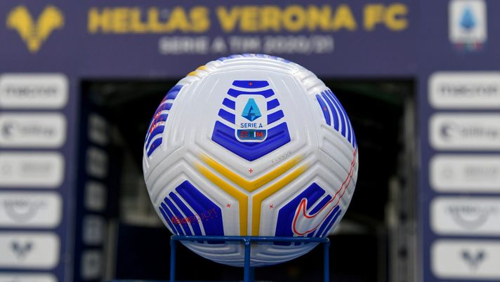 VERONA, ITALY - MAY 17: The match ball is seen prior to the Serie A match between Hellas Verona FC and Bologna FC at Stadio Marcantonio Bentegodi on May 17, 2021 in Verona, Italy. Sporting stadiums around Italy remain under strict restrictions due to the Coronavirus Pandemic as Government social distancing laws prohibit fans inside venues resulting in games being played behind closed doors. (Photo by Alessandro Sabattini/Getty Images) VERONA, ITALY - MAY 17: The match ball is seen prior to the Serie A match between Hellas Verona FC and Bologna FC at Stadio Marcantonio Bentegodi on May 17, 2021 in Verona, Italy. Sporting stadiums around Italy remain under strict restrictions due to the Coronavirus Pandemic as Government social distancing laws prohibit fans inside venues resulting in games being played behind closed doors. (Photo by Alessandro Sabattini/Getty Images)