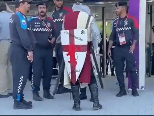Mondiali, tifosi inglesi allo stadio vestiti da crociati: la sicurezza li costringe a spogliarsi- immagine 2