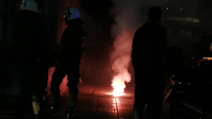 Petardo contro il pullman del Paok prima del derby di Salonicco: nessuna conseguenza, ma animi eccitati Petardo contro il pullman del Paok prima del derby di Salonicco: nessuna conseguenza, ma animi eccitati